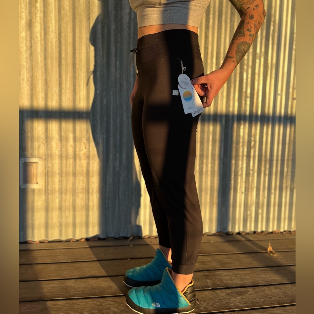 Vuori black daily joggers